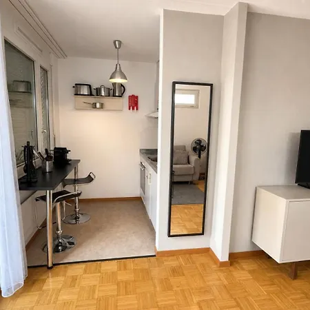 Amazing In The Centre - Art 10 Apartment